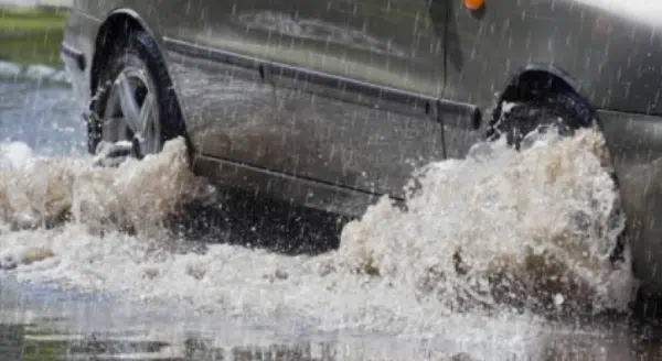 ขับรถลุยน้ำอย่างไรเพื่อให้เครื่องยนต์ไม่พัง?